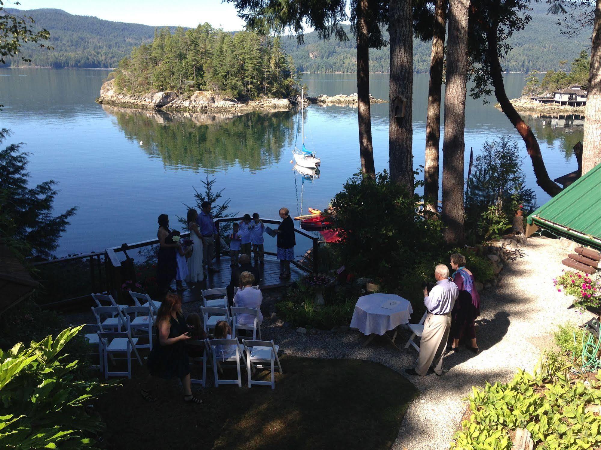 Tranquility Bay Waterfront Inn Sechelt Ngoại thất bức ảnh