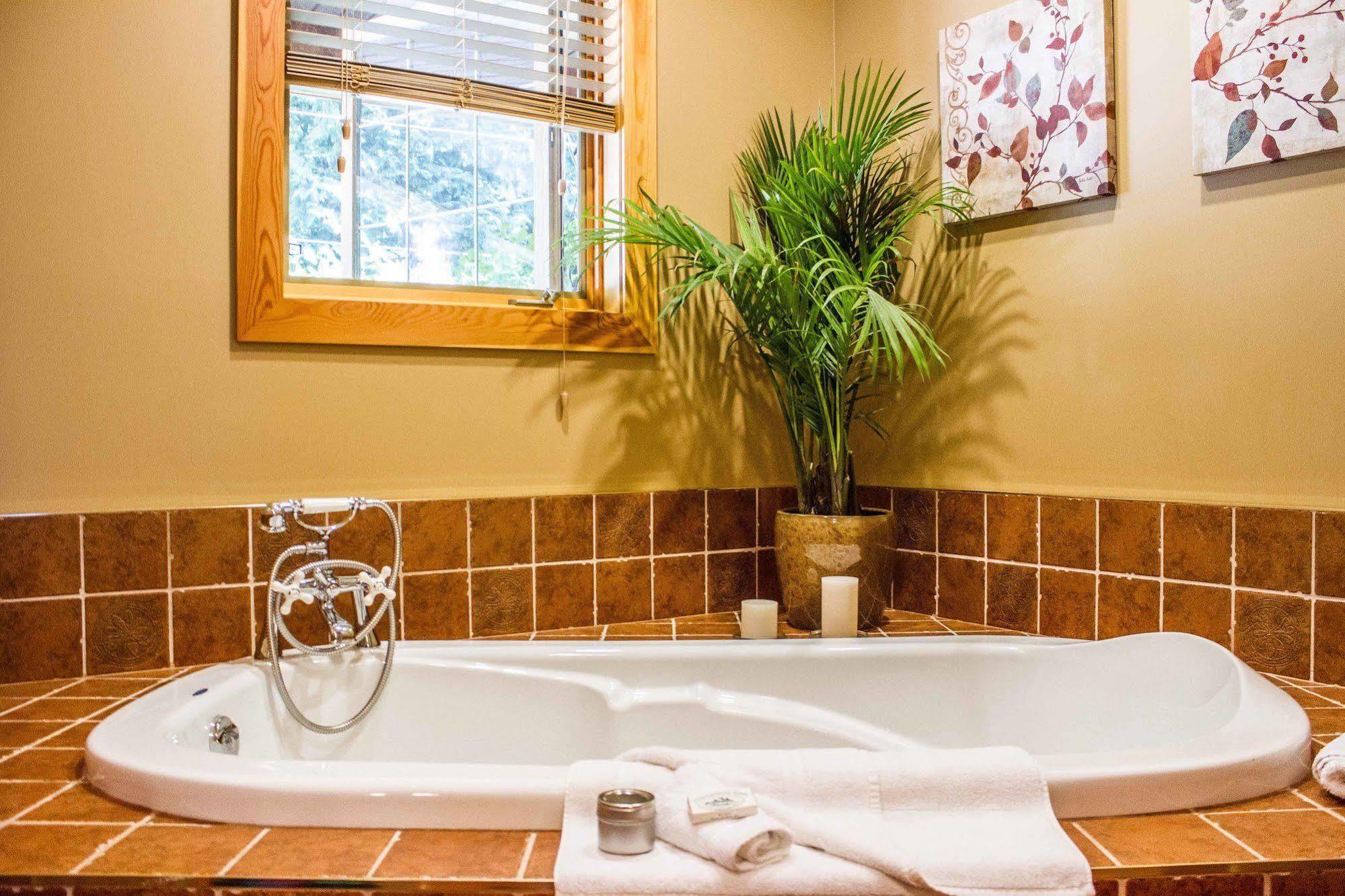Tranquility Bay Waterfront Inn Sechelt Ngoại thất bức ảnh