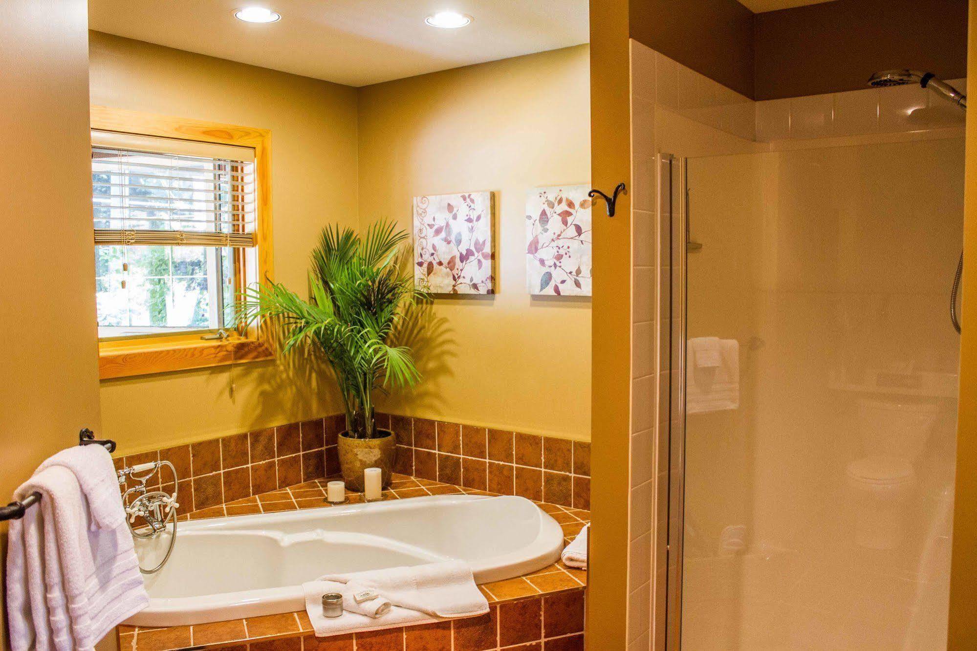 Tranquility Bay Waterfront Inn Sechelt Ngoại thất bức ảnh