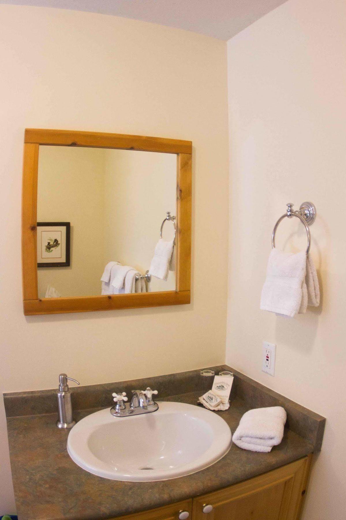 Tranquility Bay Waterfront Inn Sechelt Ngoại thất bức ảnh