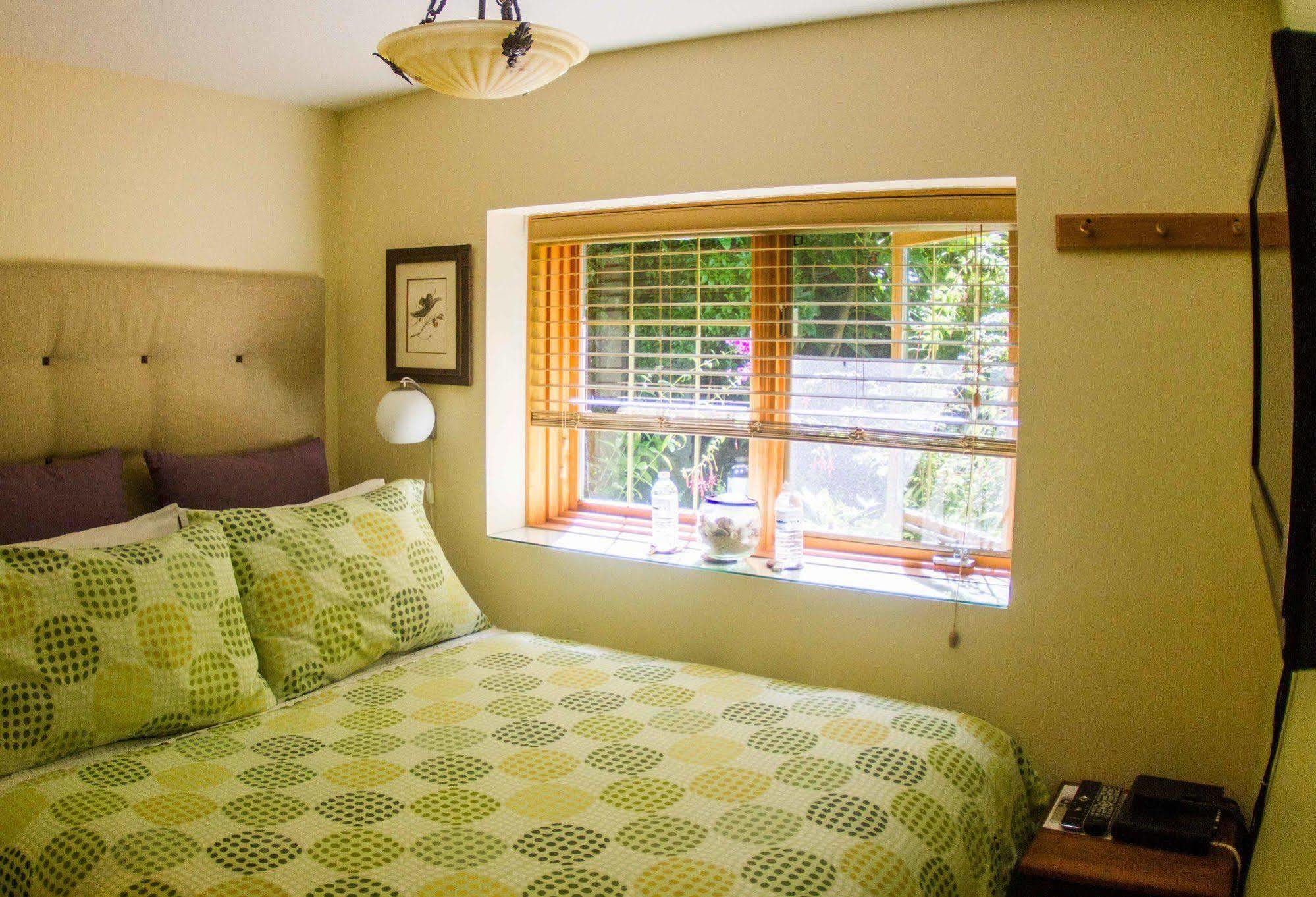 Tranquility Bay Waterfront Inn Sechelt Ngoại thất bức ảnh