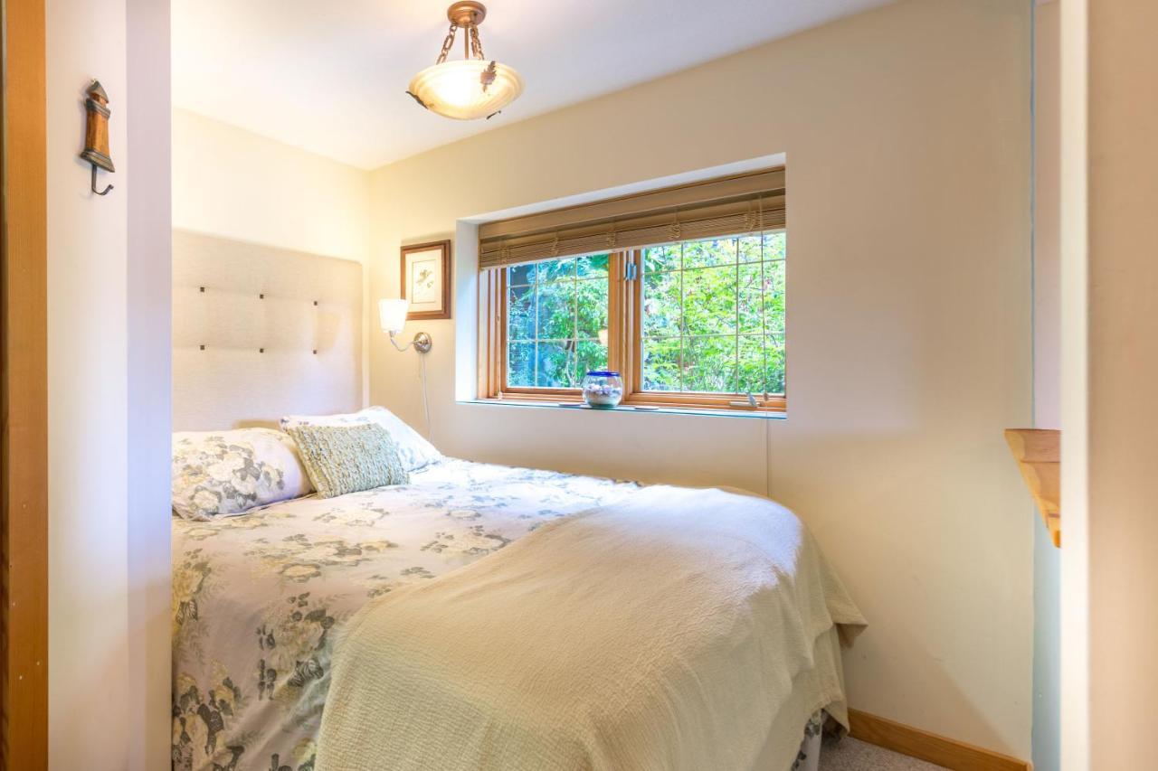 Tranquility Bay Waterfront Inn Sechelt Ngoại thất bức ảnh