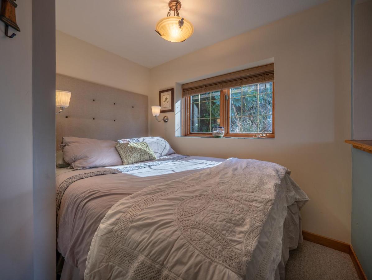 Tranquility Bay Waterfront Inn Sechelt Ngoại thất bức ảnh