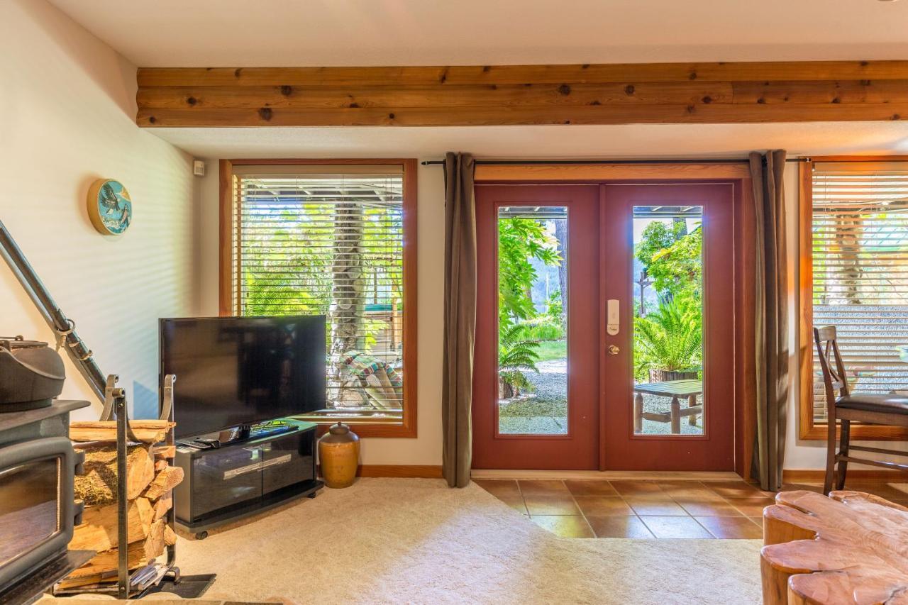Tranquility Bay Waterfront Inn Sechelt Ngoại thất bức ảnh
